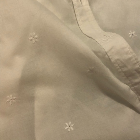 2/$30 GAP White Embroidered Button Down Shirt - Picture 4 of 5